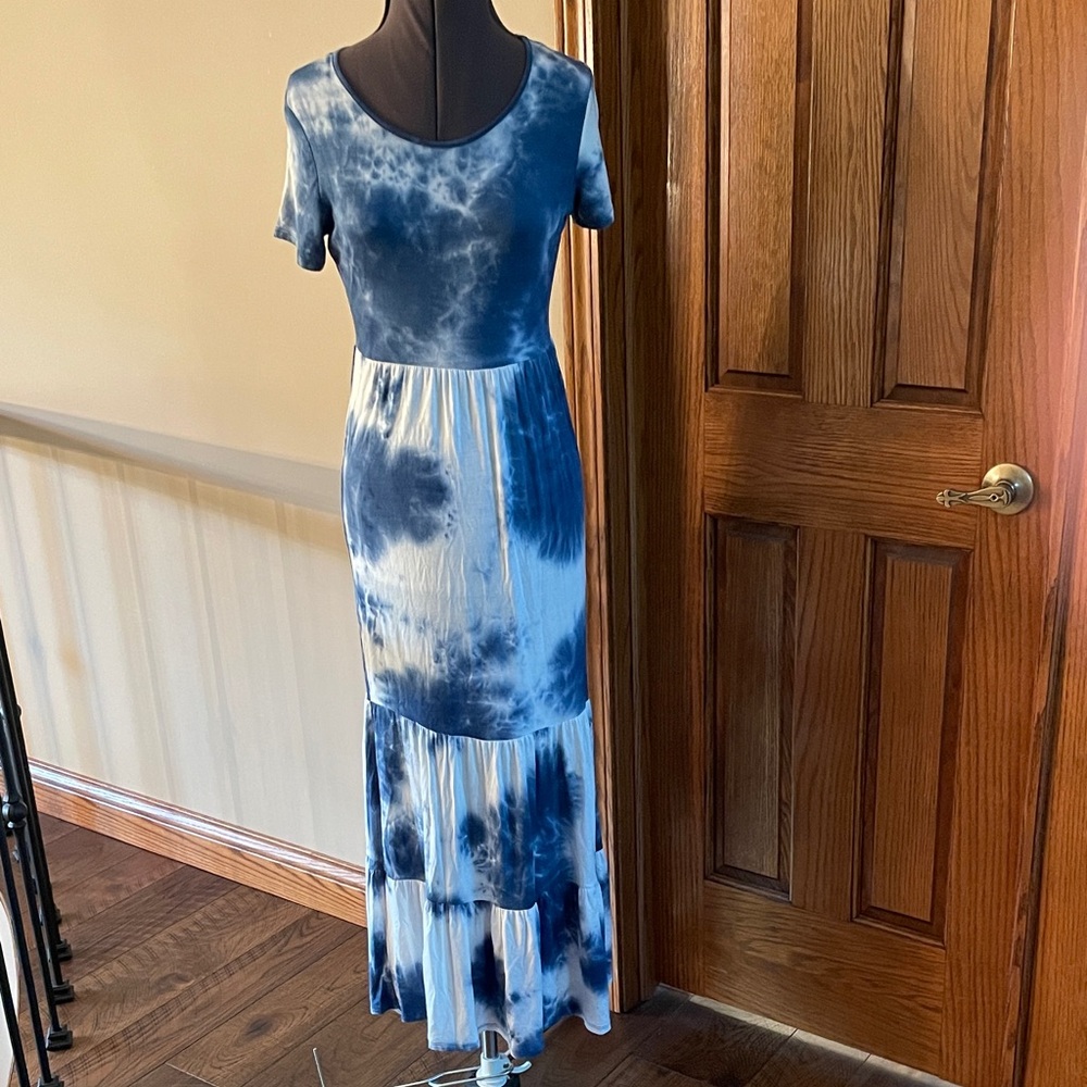 See You Monday brand Blue
And White tie-dyed Stretchy Maxi Dress size L